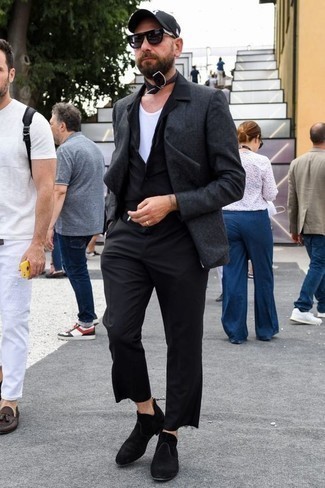 Как носить черные брюки чинос с темно-серым пиджаком