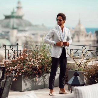 Как носить черные брюки чинос с темно-серым пиджаком