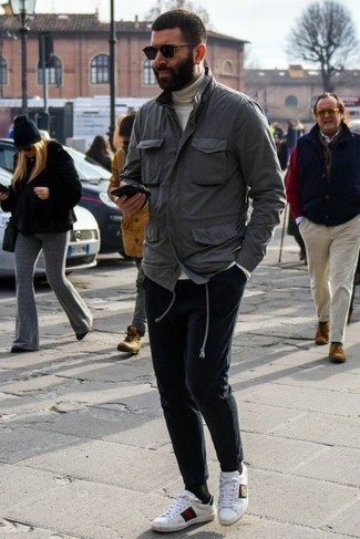 Как носить черные брюки чинос с темно-серой полевой курткой