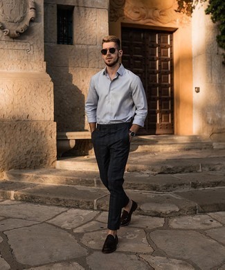 Как носить черные брюки чинос с темно-коричневыми кожаными лоферами