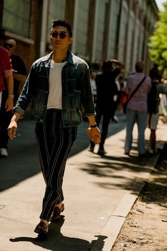 Как носить черные брюки чинос с темно-коричневыми кожаными лоферами