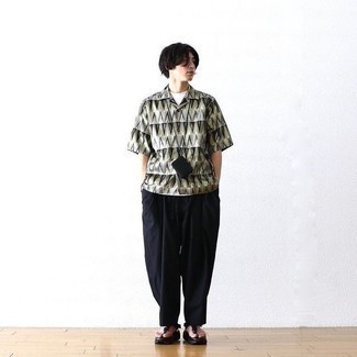 Какие сланцы носить с черными брюками чинос