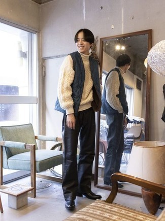 Какие куртки без рукавов носить с черными брюками чинос