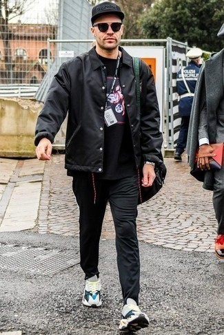 Как носить черные брюки чинос с серыми кроссовками