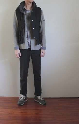 Как носить черные брюки чинос с серыми кроссовками