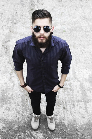 Как носить черные брюки чинос с серыми низкими кедами