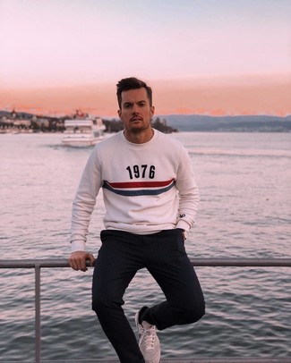 Как носить черные брюки чинос с серыми низкими кедами