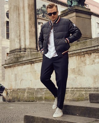 Как носить черные брюки чинос с серыми низкими кедами