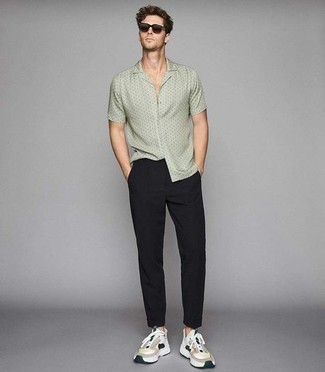 Как носить черные брюки чинос с разноцветными кроссовками