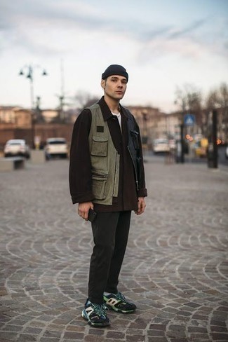 Как носить черные брюки чинос с разноцветными кроссовками