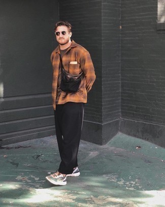 Как носить черные брюки чинос с разноцветными кроссовками