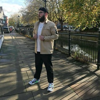 Как носить черные брюки чинос с разноцветными кроссовками