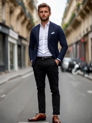 Как носить черные брюки чинос с темно-синим пиджаком