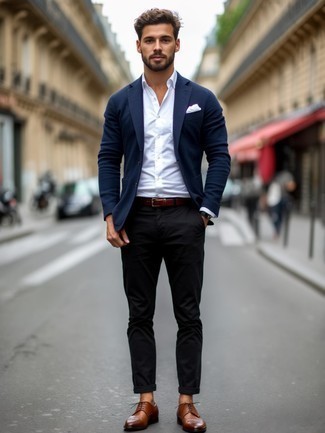 Как носить черные брюки чинос с темно-синим пиджаком