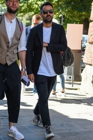 Как носить черные брюки чинос с темно-синим пиджаком