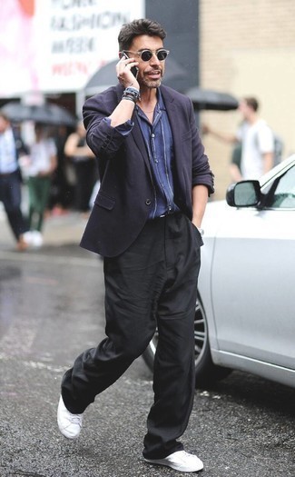 Как носить черные брюки чинос с темно-синим пиджаком