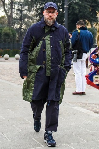 Как носить черные брюки чинос с темно-синим дождевиком