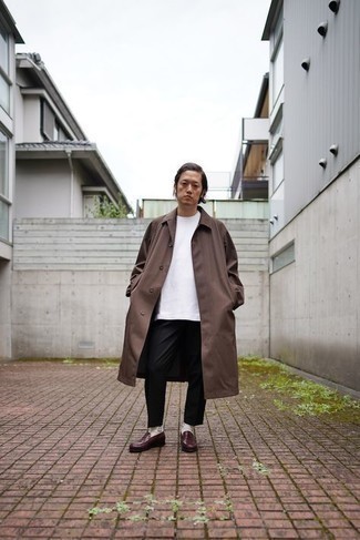 Какие дождевики носить с черными брюками чинос