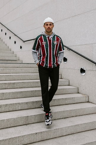 Как носить черные брюки чинос с серебряными кроссовками