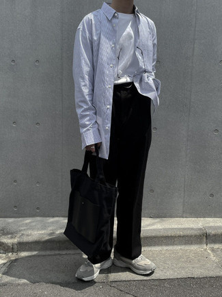 Как носить черные брюки чинос с серебряными кроссовками