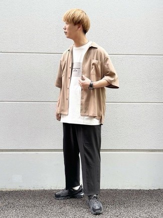 Как носить черные брюки чинос с серебряными кроссовками