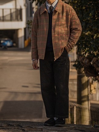 Какие трикотажные жилеты носить с черными брюками чинос