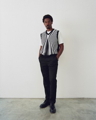 Какие трикотажные жилеты носить с черными брюками чинос