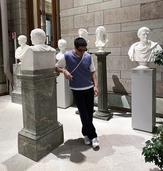 Какие трикотажные жилеты носить с черными брюками чинос