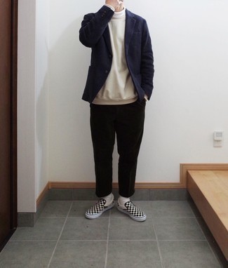 Какие водолазки носить с черными брюками чинос