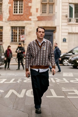 Какие свитера с v-образным вырезом носить с черными брюками чинос