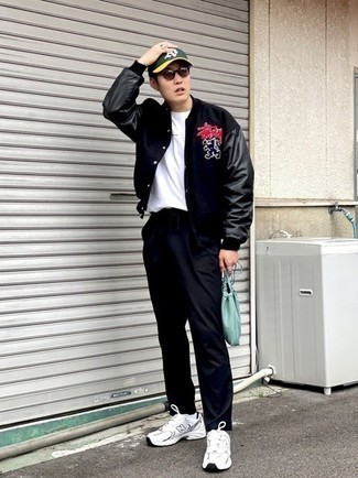 Как носить черные брюки чинос с белыми кроссовками