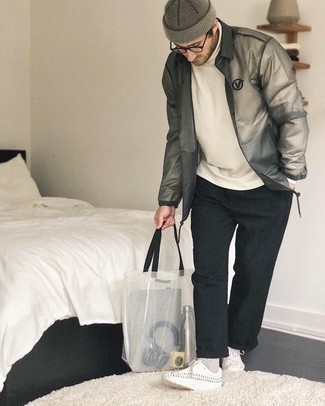 Как носить черные брюки чинос с белыми кожаными ботинками дезертами