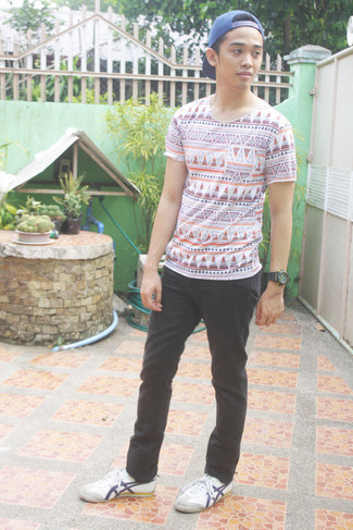 Как носить черные брюки чинос с белыми низкими кедами