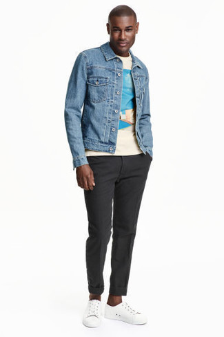 Как носить черные брюки чинос с белыми низкими кедами