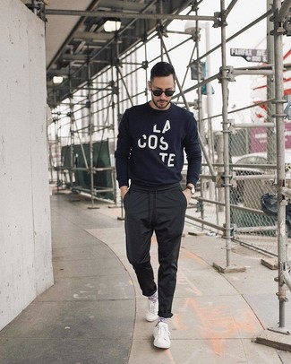 Как носить черные брюки чинос с белыми низкими кедами