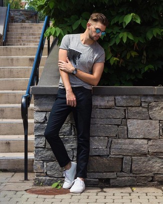 Как носить черные брюки чинос с белыми низкими кедами