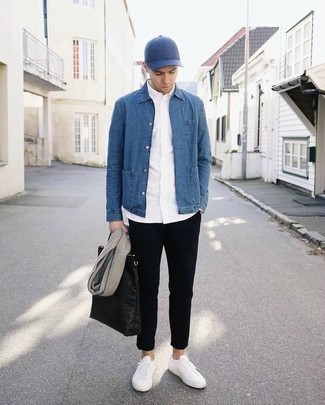 Как носить черные брюки чинос с белыми низкими кедами