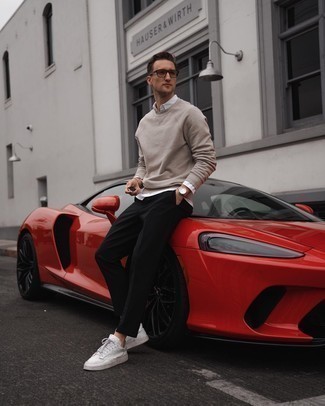 Как носить черные брюки чинос с белыми низкими кедами