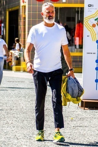 Как носить черные брюки чинос с желтой ветровкой