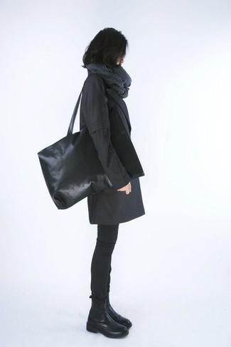 Как носить черное пальто с черными джинсами женщине