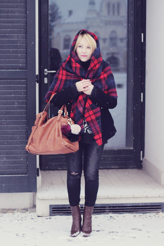 Как носить черное пальто с черной вязаной водолазкой женщине