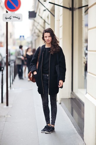 Как носить черное пальто с черными низкими кедами женщине