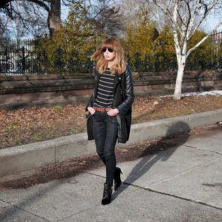 Как носить черное пальто с черными замшевыми ботильонами