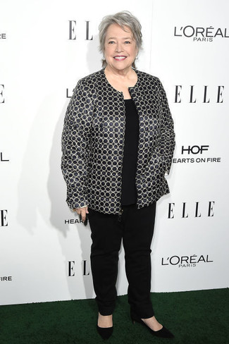 Как носить черное пальто с черными замшевыми туфлями