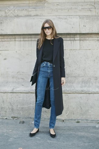 Как носить черное пальто с синими джинсами женщине
