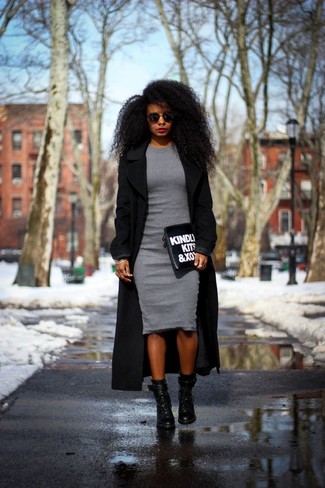 Какие облегающие платья носить с черным пальто