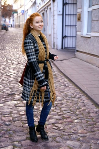 Как носить черное пальто с темно-синими джинсами женщине