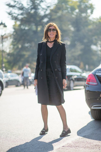 Какие юбки-карандаш носить с черным пальто