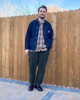 С чем носить черные вельветовые джинсы мужчине