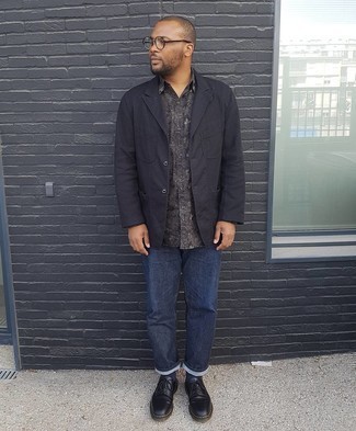 Как носить черный хлопковый пиджак с темно-синими джинсами мужчине